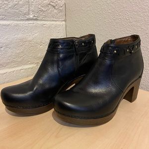 Dansko 39 heeled ankle bootie.
